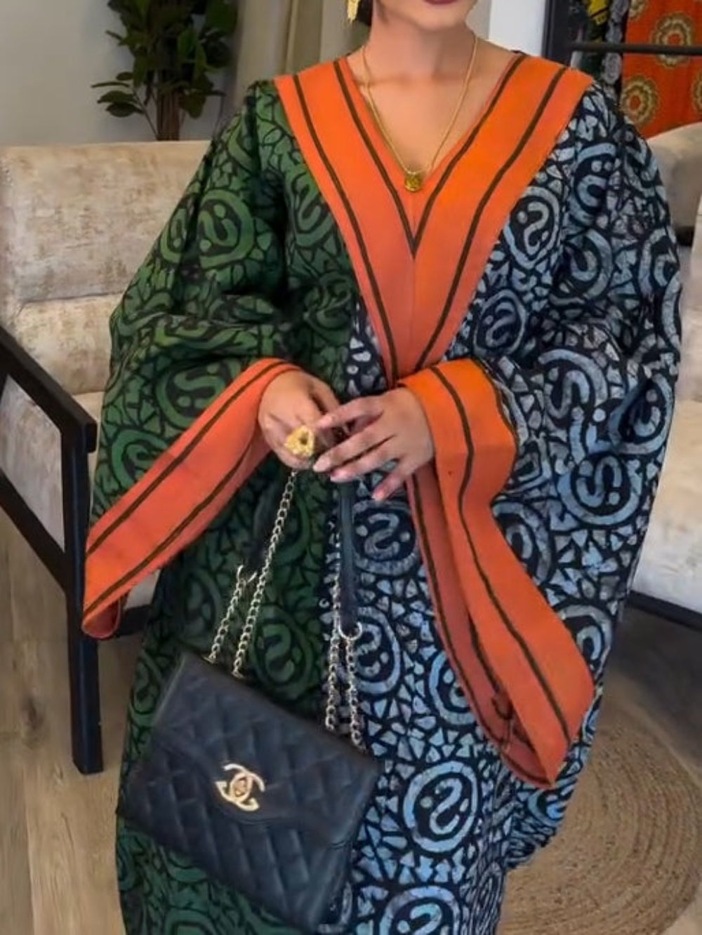 IMANI – ROCHIE MAXI KAFTAN CU DECOLTEU ÎN V DIN IMPRESIE AFRICANĂ