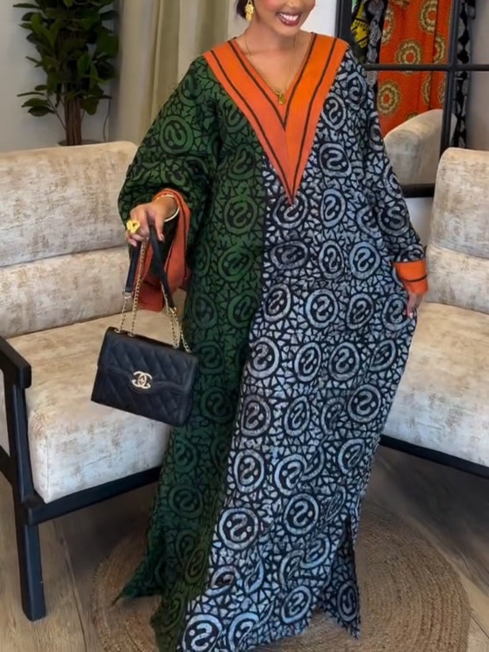 IMANI – ROCHIE MAXI KAFTAN CU DECOLTEU ÎN V DIN IMPRESIE AFRICANĂ