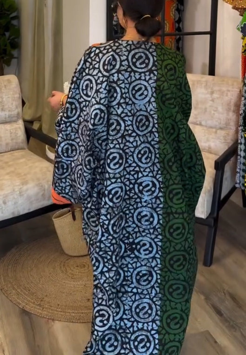 IMANI – ROCHIE MAXI KAFTAN CU DECOLTEU ÎN V DIN IMPRESIE AFRICANĂ