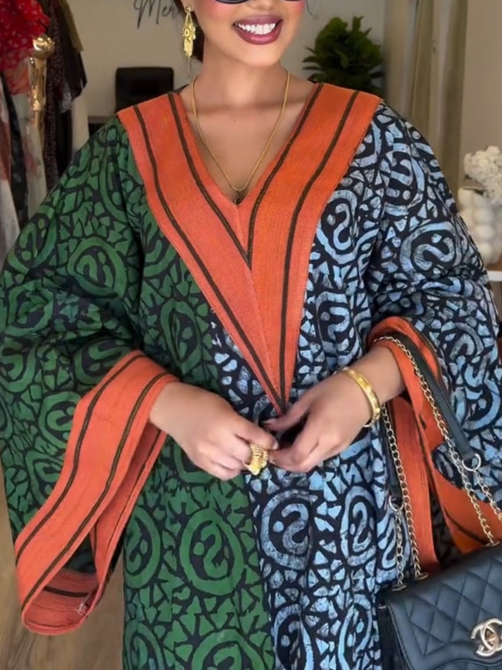 IMANI – ROCHIE MAXI KAFTAN CU DECOLTEU ÎN V DIN IMPRESIE AFRICANĂ