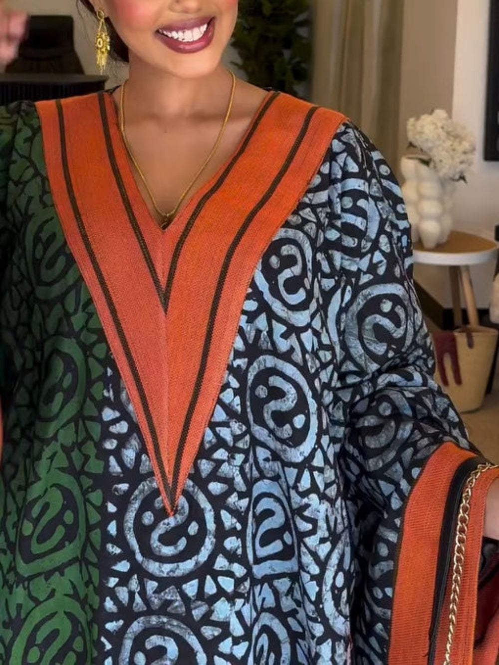 IMANI – ROCHIE MAXI KAFTAN CU DECOLTEU ÎN V DIN IMPRESIE AFRICANĂ